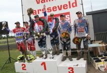 Het eindpodium van de GP van Nederland : Tweede mannen Daiders-Daiders, gekneld tussen de Belgische teams van Adriaenssen-Vandenbogaart en Hendrickx-Mucenieks. 