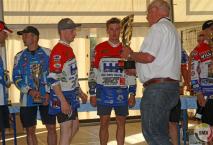 De burgemeester van Bessenbach overhandigde de trofee aan onze winnende Bennen. 